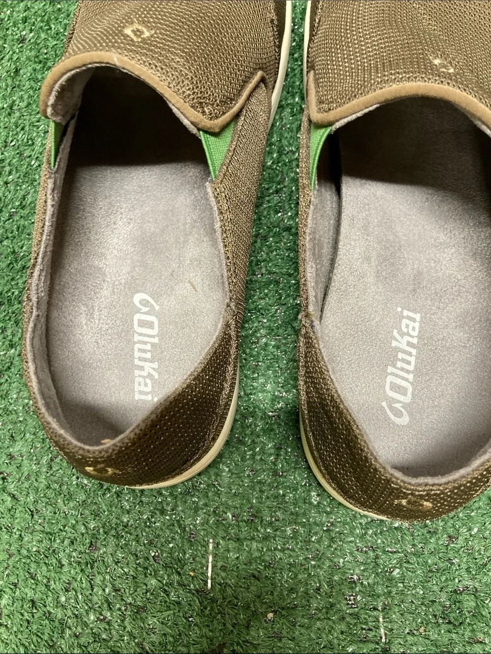 Olukai Men’s Brown Slip-On Loafers with White Sole sz 9 (OKPM09-26)